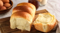 A soft loaf of bread on a cuttingboard.