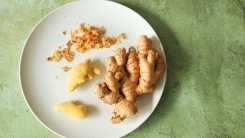 Pieces of ginger on a plate.
