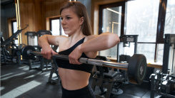 woman doing an upright row