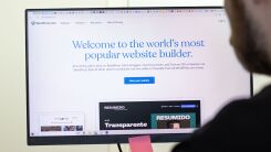 A man browsing the WordPress.com site on a desktop computer